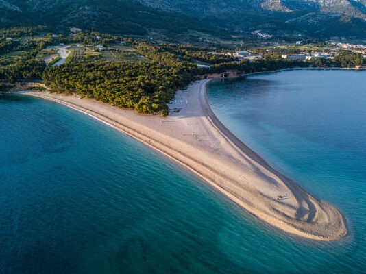 Pláž Zlatni Rat v Chorvatsku