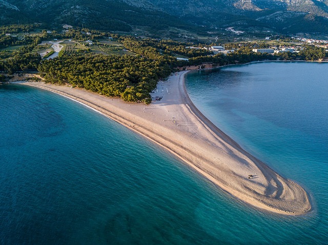 Pláž Zlatni Rat v Chorvatsku