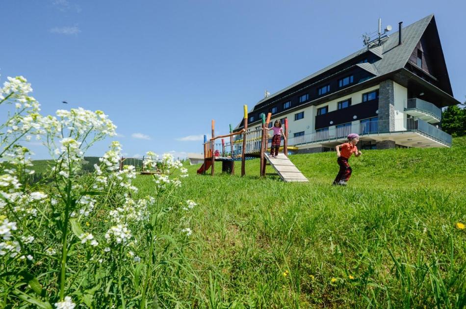 Hotel Friesovy boudy, Strážné