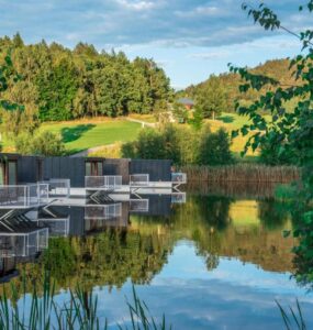 Hausboaty Ypsilon Golf Liberec – netradiční ubytování v hausbótu na vodě