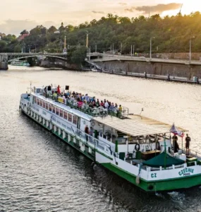 2hod. plavba pro dva oběd či večeře formou švédských stolů a aperitiv