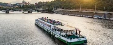 2hod. plavba pro dva oběd či večeře formou švédských stolů a aperitiv