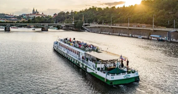 2hod. plavba pro dva oběd či večeře formou švédských stolů a aperitiv