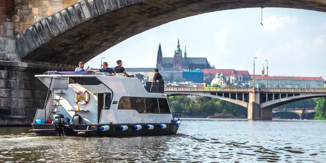 2–3hodinová privátní plavba po Vltavě se zásobou piva nebo prosecca až pro 11 osob