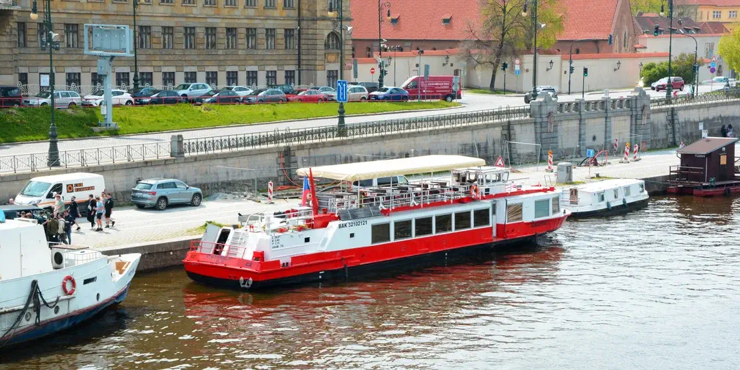 Zážitek na Vltavě hodinová plavba s nápojem a dezertem nebo dvouhodinová s menu