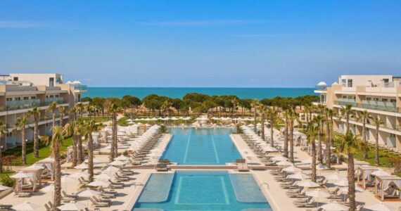 Bazény a přímořský areál resortu Meliá Durrës Albania