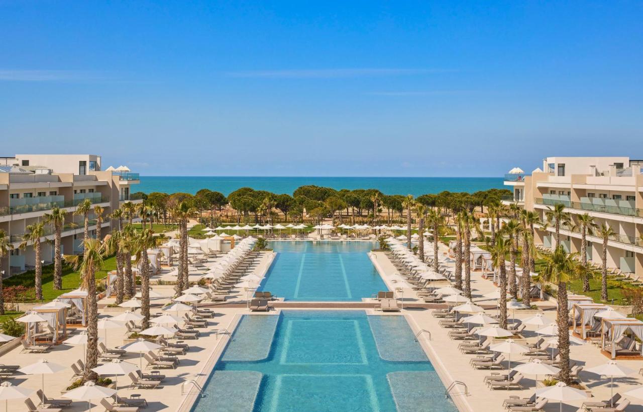 Bazény a přímořský areál resortu Meliá Durrës Albania