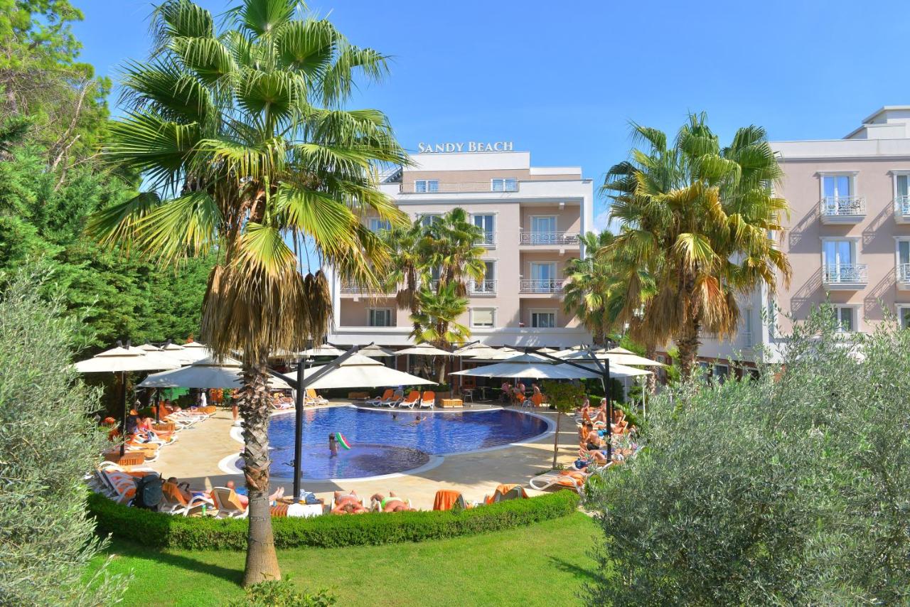 Sandy Beach Resort v Golemu s bazénem a zahradou