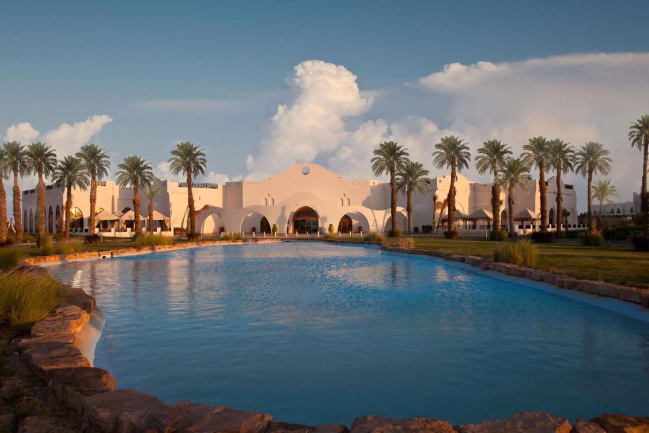 Hilton Marsa Alam Nubian Resort – hotelový areál s bazénem