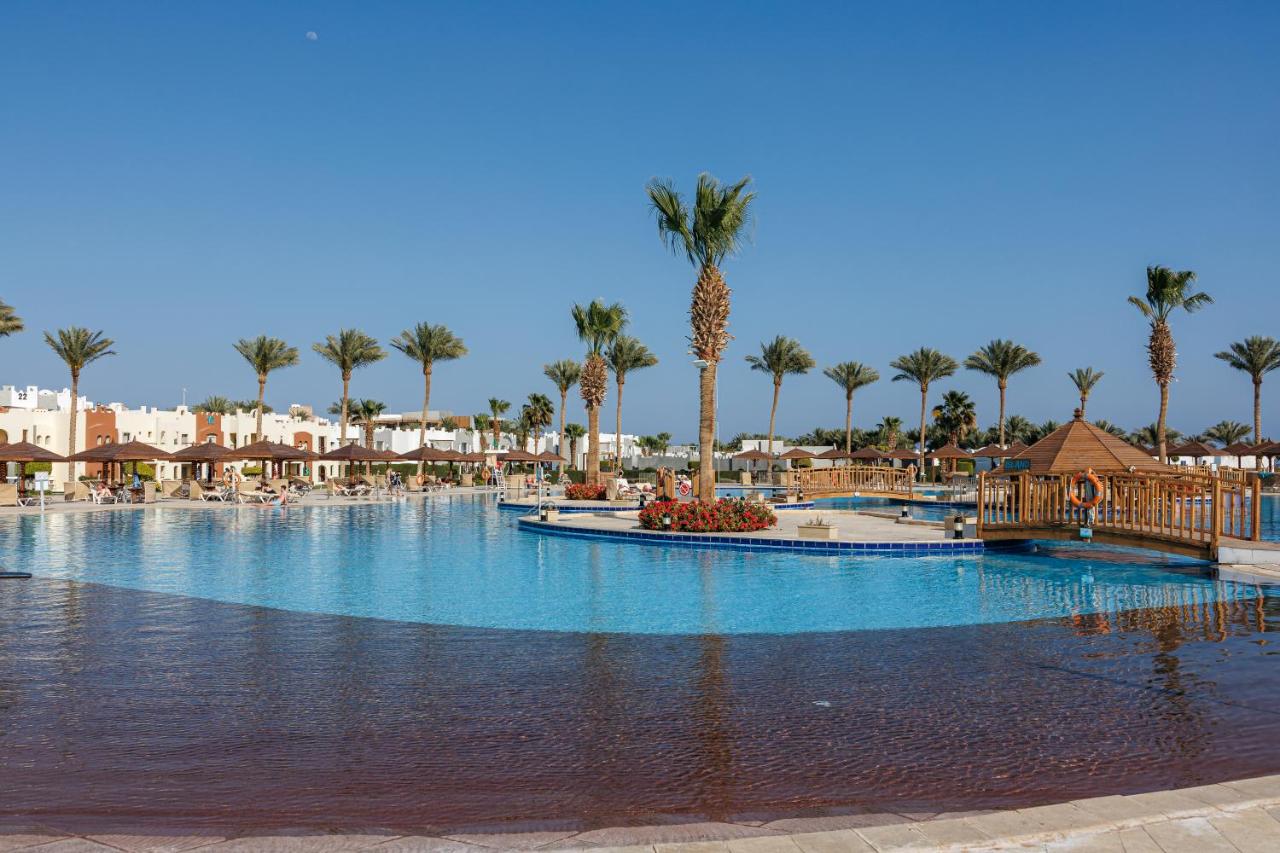 SUNRISE Royal Makadi Resort – hotelový areál s bazénem